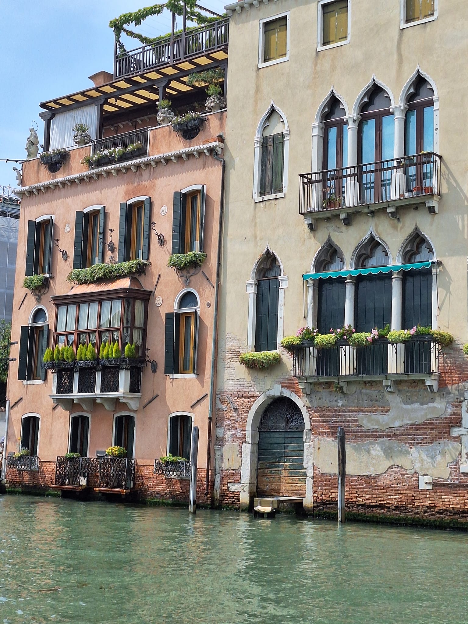 No photo description available.